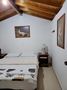 a bedroom with a bed and a picture on the wall at Rosita 2 in Jardin