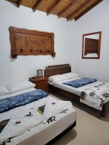 a room with three beds in a room at Rosita 2 in Jardin