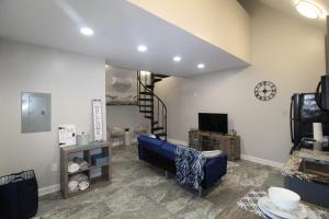 石山的住宿－Modern Tiny House Experience，客厅配有蓝色的沙发和电视