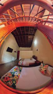 La Casa de las Flores Hostal في خاردين: غرفة نوم مع سرير في غرفة مستديرة
