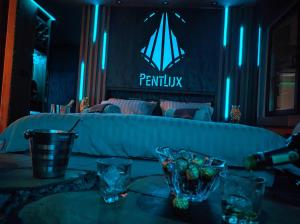 スコピエにあるPentLux - SPA Penthouse in the heart of Skopjeのテーブル(ガラス付)とソファ(客室内)