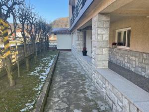 Una pasarela junto a una casa con agua. en Cute Spot in Ljubljana, en Liubliana