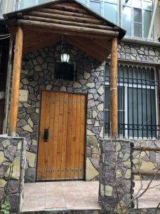 バクーにあるLarge and central apartment in the heart of Baku, close to Icheri Sheher Metro station and the Fountain Squareの木の扉付きの石造家の玄関