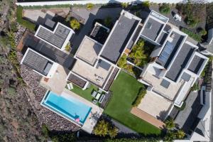 uma vista aérea de uma casa com piscina em KARAT Villa Playa Paraiso em Playa Paraiso