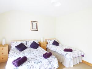 Postel nebo postele na pokoji v ubytování Kiltartan House 2B
