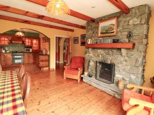 una gran sala de estar con chimenea de piedra. en The Lodge, en Beaufort