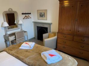 Tempat tidur dalam kamar di Pear Cottage - Priorwood Garden