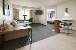Sonesta ES Suites Fort Worth Fossil Creek في فورت وورث: غرفة في الفندق مع أريكة وسرير