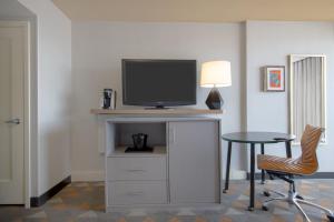Holiday Inn Denver East by IHG的电视和/或娱乐中心
