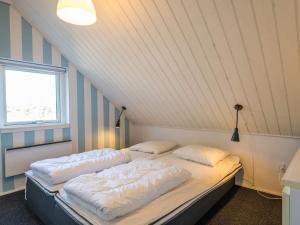 2 camas en una habitación con techo en Cozy Coastal Retreat in Fano-By Traum, en Fanø