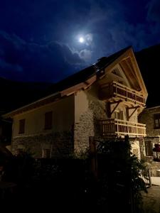 a house at night with the moon in the sky at Maison Cluaran in Vénosc