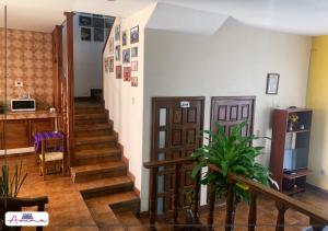 un soggiorno con una scala con una pianta di Aruma Cuernavaca a Cuernavaca