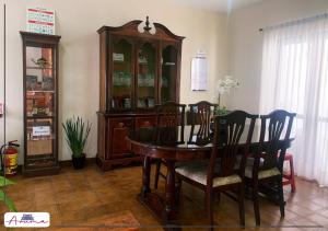 una sala da pranzo con tavolo e sedie in legno di Aruma Cuernavaca a Cuernavaca Altre 9 foto