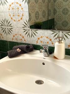 La salle de bains est pourvue d'un lavabo, d'un distributeur de savon et d'un miroir. dans l'établissement PARAISO, Piscina Privada, Free Aire Acondicionado, à L'Escala