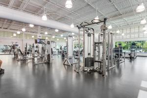 Un gimnasio con muchas máquinas. en Sea Colony --- 52013 Canal Ct, en Bethany Beach