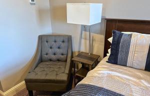 sypialnia z krzesłem obok łóżka w obiekcie Inn at Elijah McLean's w mieście Washington