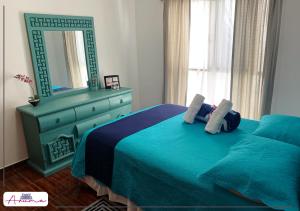 een slaapkamer met een bed met een spiegel en een dressoir bij Aruma Cuernavaca in Cuernavaca