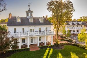 zewnętrzny widok na dużą białą rezydencję z dużym dziedzińcem w obiekcie Inn at Elijah McLean's w mieście Washington