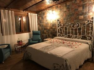 una camera da letto con un letto fiorito di Alojamientos Rurales Entre Rocas a Ayna