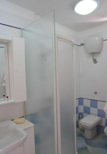 A bathroom at Residence Fontana Barone