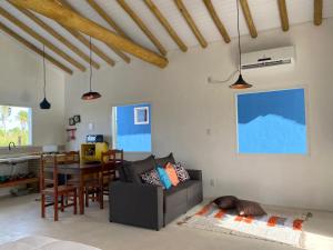 ein Wohnzimmer mit einem Sofa und einem Tisch in der Unterkunft Retiro da Irá in Corumbau