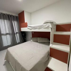 ein Schlafzimmer mit einem Etagenbett in einem Zimmer in der Unterkunft Flat Garden 113 Muro Alto Condominio Clube in Porto De Galinhas