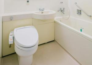 ein Badezimmer mit einem weißen WC und einem Waschbecken in der Unterkunft APA Hotel Nagasaki-eki Minami in Nagasaki