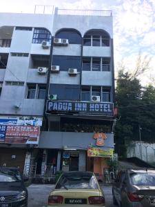 un bâtiment avec un panneau indiquant palo inn hotel dans l'établissement Padua inn, à Batu Ferringhi
