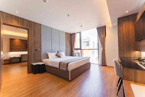 MERIA Hotel Quy Nhơn في كوي نون: غرفه فندقيه بسرير ومطبخ