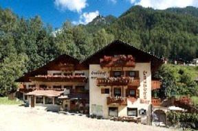 Nespecifikovaný výhled na hory nebo výhled na hory při pohledu z hotelu