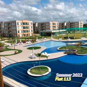 ein großer Pool in einem Resort mit Gebäuden in der Unterkunft Flat Garden 113 Muro Alto Condominio Clube in Porto De Galinhas