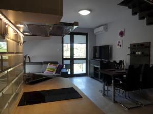 Kuchyňa alebo kuchynka v ubytovaní Krynica Morska Apartament Przy Plaży