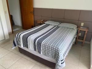 Tempat tidur dalam kamar di 4 Aps baratos, confortáveis, completos e com garagem insta thiagojacomo