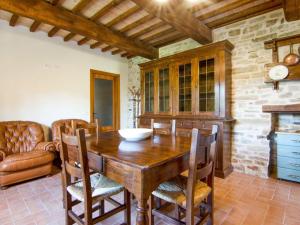 una sala da pranzo con tavolo e sedie in legno di Belvilla by OYO Frigino a Città di Castello