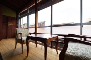 小松市にあるRyusuke25 - Vacation STAY 71742vの大きな窓のある客室で、テーブルと椅子が備わります。
