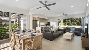 Coastal Vibes - Palm Cove في بالم كوف: غرفة معيشة مع أريكة وطاولة