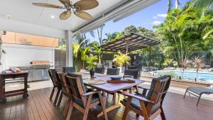 Gallery image of Coconut Blue - Private Heated Pool, Walk to Beach, Restaurants & Shops, Tropical Courtyard Shower in Palm Cove