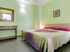 Ένα ή περισσότερα κρεβάτια σε δωμάτιο στο Seaside Apartment with BBQ & Garden