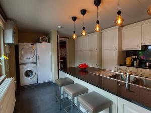 eine Küche mit einem weißen Kühlschrank und einer Spüle in der Unterkunft Holiday home near Malmedy with sauna bubble bath in Malmedy