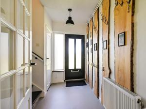een hal met een zwarte deur en een raam bij Relaxing Holiday Home in Hellendoorn with Garden in Hellendoorn
