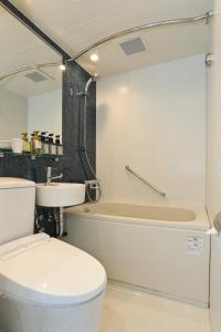 長崎市にあるステーションホテル長崎諏訪のバスルーム(トイレ、洗面台、バスタブ付)