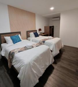 Una cama o camas en una habitación de The Retreat Tanjung Jara
