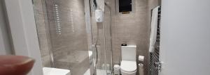 Ένα μπάνιο στο Garland Stylish Apartment 1 in Greater London
