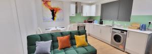 Garland Stylish Apartment 1 in Greater London tesisinde mutfak veya mini mutfak