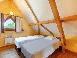 twee bedden in een kamer met een raam bij Holiday home at Lacapelle Marival in Lacapelle-Marival