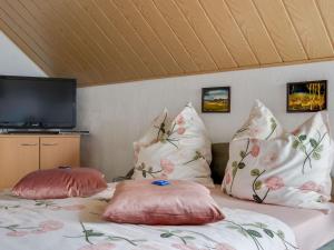 Ein Bett oder Betten in einem Zimmer der Unterkunft Beautiful Apartment in Blankenburg Harz with Sauna