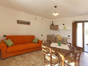 ein Wohnzimmer mit einem Sofa und einem Tisch in der Unterkunft Belvilla by OYO Poggio Marino in Carpegna