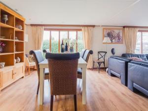 ein Wohnzimmer mit einem Tisch und einem Sofa in der Unterkunft Alluring Chalet in Lith with Terrace and Garden in Lith
