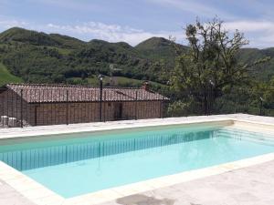 ein großer Pool vor einem Haus in der Unterkunft Belvilla by OYO Poggio Marino in Carpegna