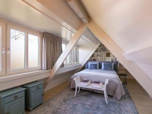 sypialnia na poddaszu z łóżkiem i stołem w obiekcie Appealing Holiday Home in Medemblik with Garden w mieście Medemblik